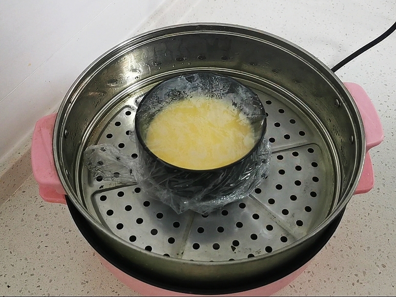 蒸水蛋香滑軟嫩的關(guān)鍵是雞蛋與水的比例，一個(gè)蛋殼就可以搞定的做法-咸鮮味蒸菜譜