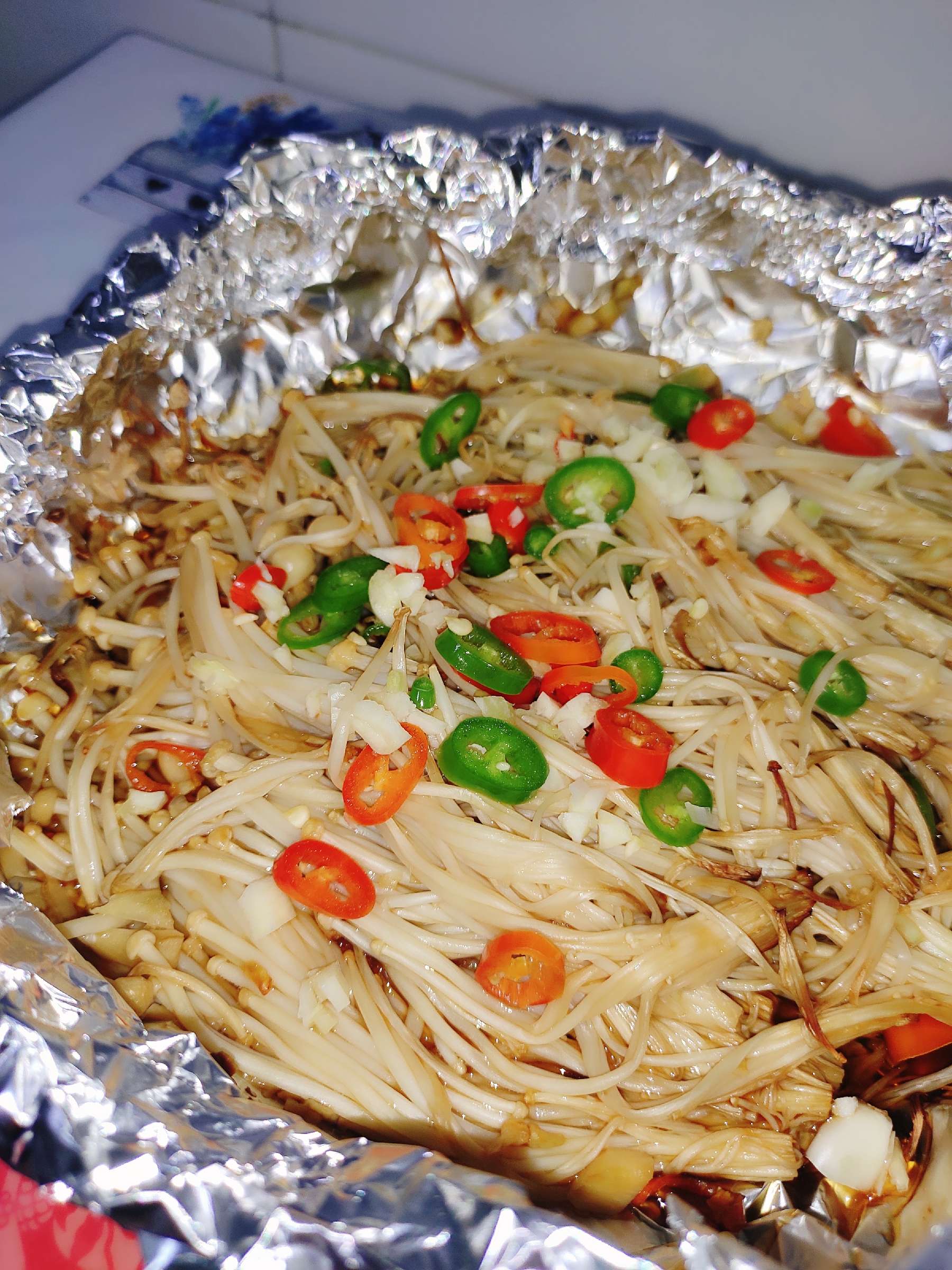 不放鹽的錫紙金針菇的做法-酸辣味燒菜譜