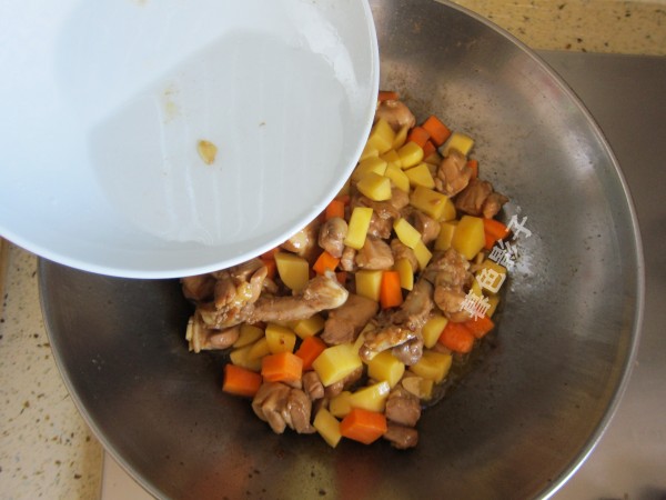 咖喱胡蘿卜雞塊的做法-咖喱味燉菜譜