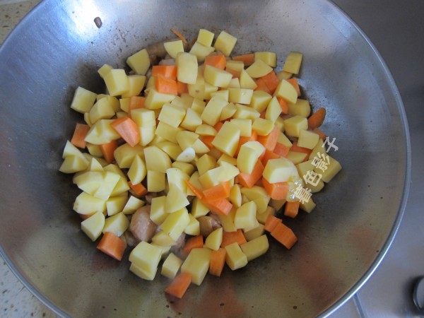 咖喱胡蘿卜雞塊的做法-咖喱味燉菜譜