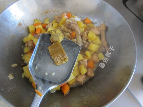 咖喱胡蘿卜雞塊的做法-咖喱味燉菜譜
