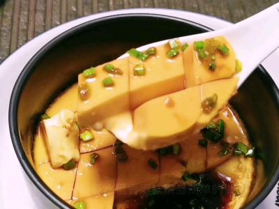 蒸水蛋香滑軟嫩的關鍵是雞蛋與水的比例，一個蛋殼就可以搞定的做法-咸鮮味蒸菜譜