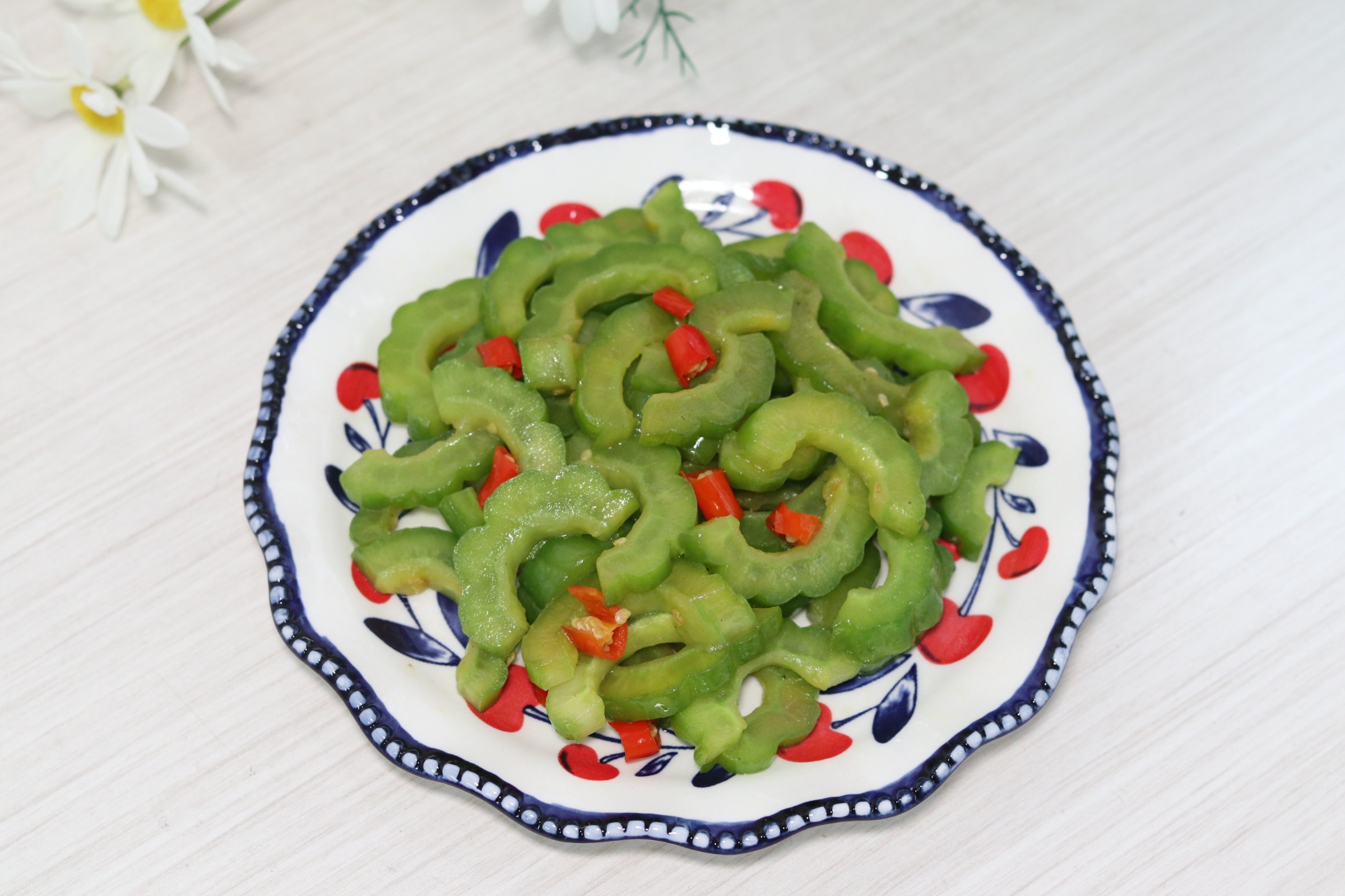 辣炒苦瓜，口感爽脆，香辣又下飯的做法-家常味炒菜譜