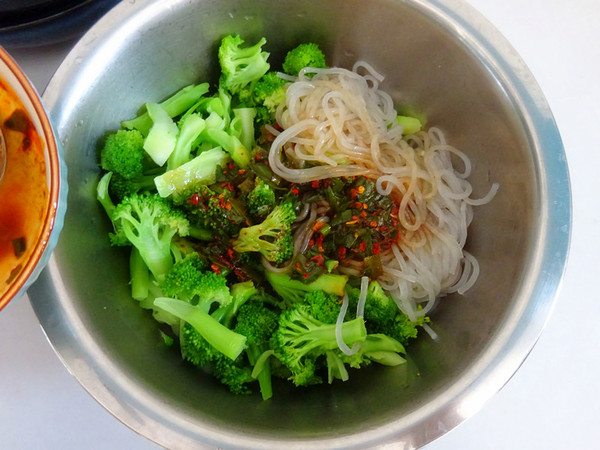 西蘭花拌紅薯粉的做法-香辣味拌菜譜