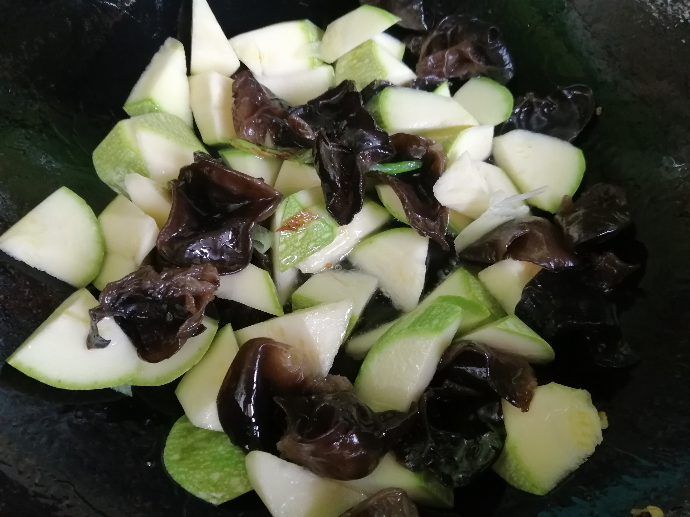 西葫蘆木耳炒雞蛋的做法-家常味炒菜譜