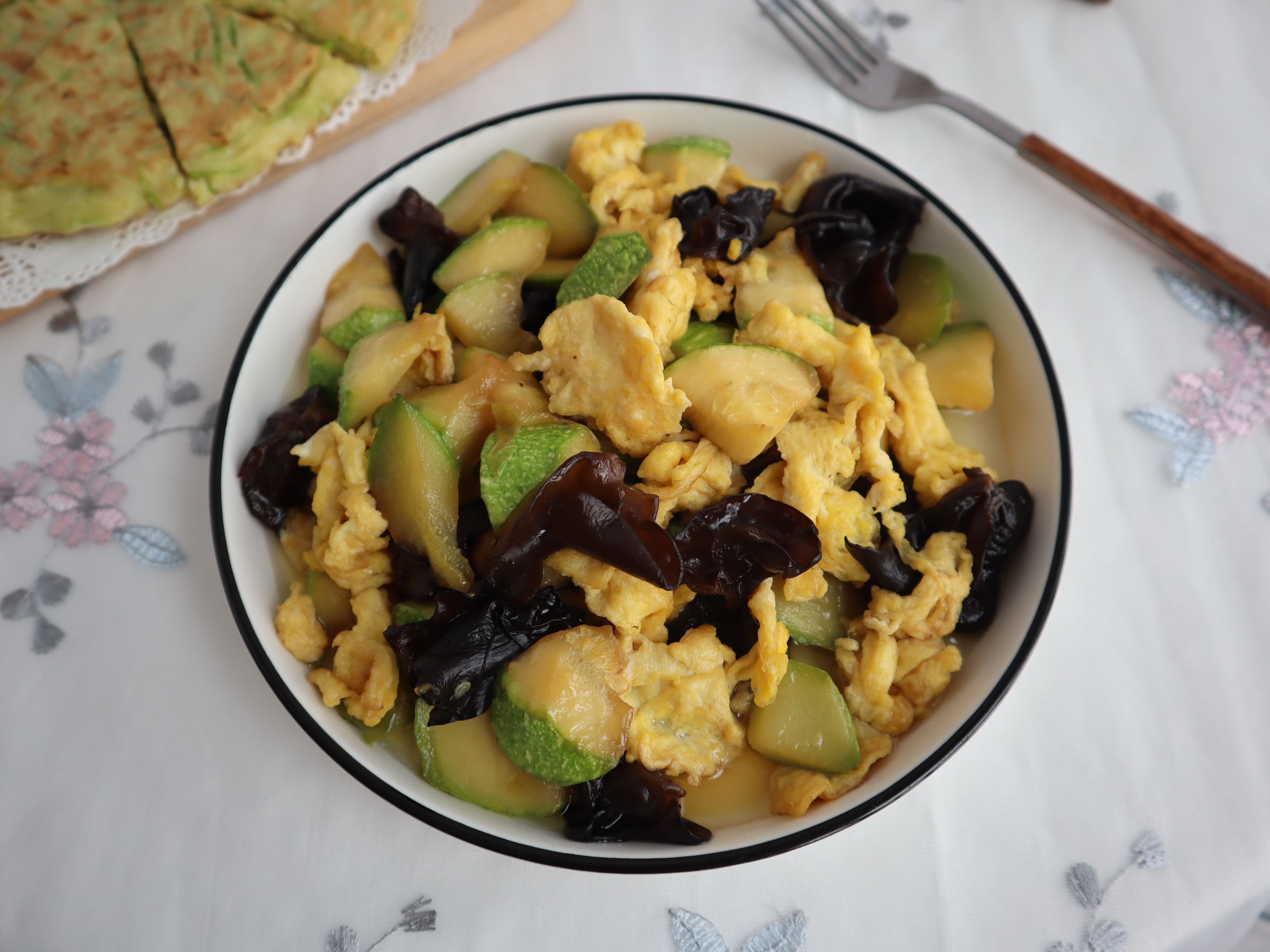 西葫蘆木耳炒雞蛋的做法-家常味炒菜譜