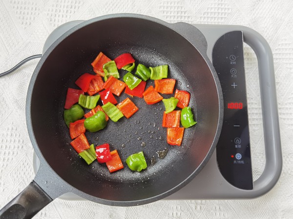 微辣鮮嫩的下飯菜，青紅椒炒肉絲的做法-咸鮮味炒菜譜