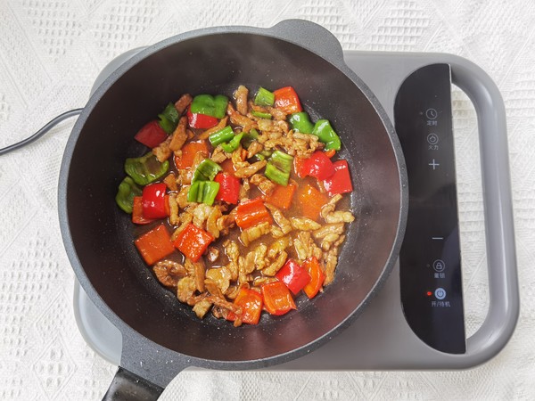 微辣鮮嫩的下飯菜，青紅椒炒肉絲的做法-咸鮮味炒菜譜