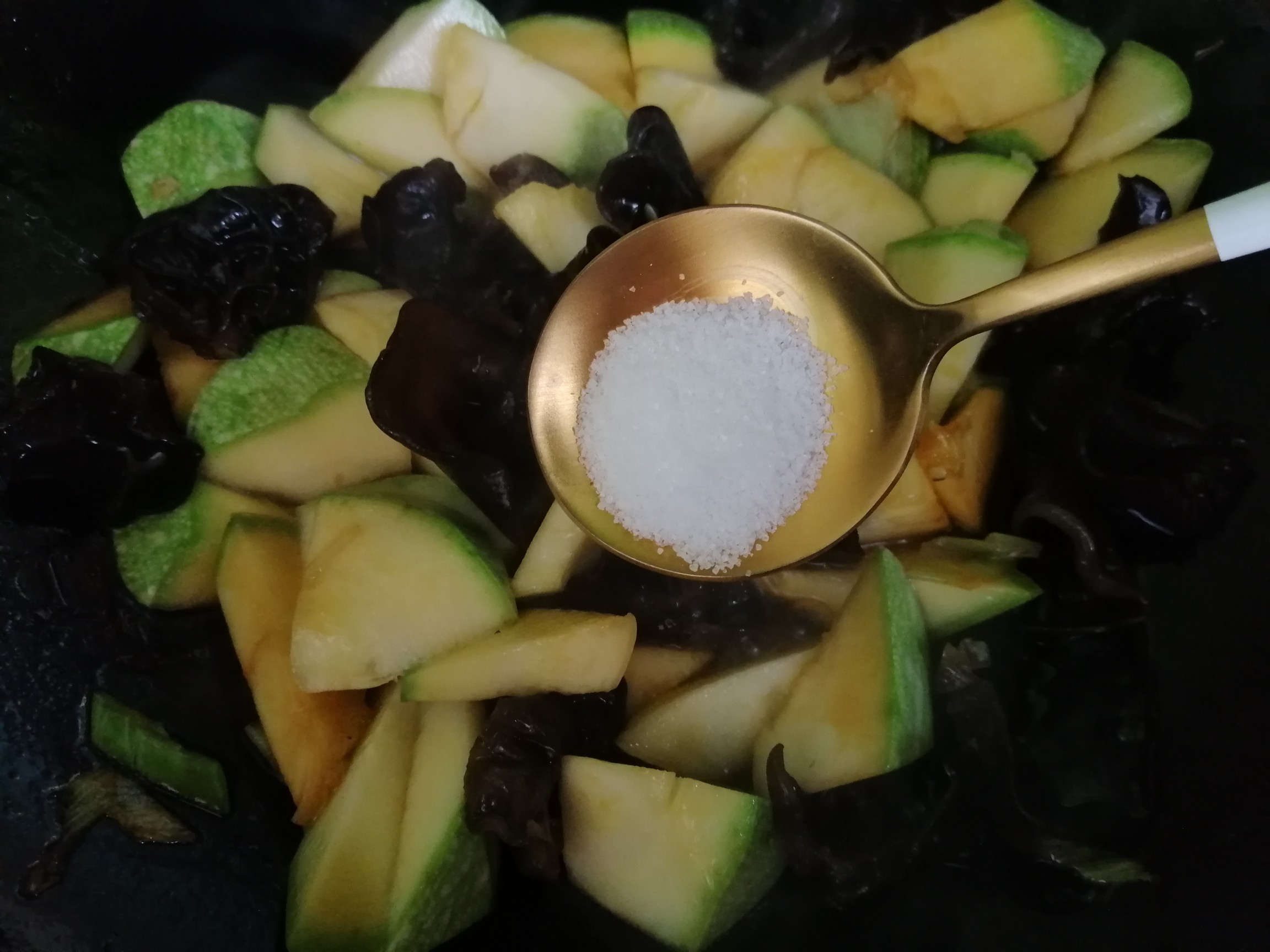 西葫蘆木耳炒雞蛋的做法-家常味炒菜譜