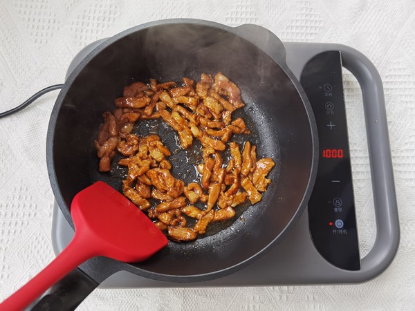 微辣鮮嫩的下飯菜，青紅椒炒肉絲的做法-咸鮮味炒菜譜