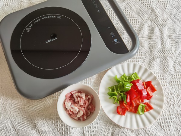 微辣鮮嫩的下飯菜，青紅椒炒肉絲的做法-咸鮮味炒菜譜