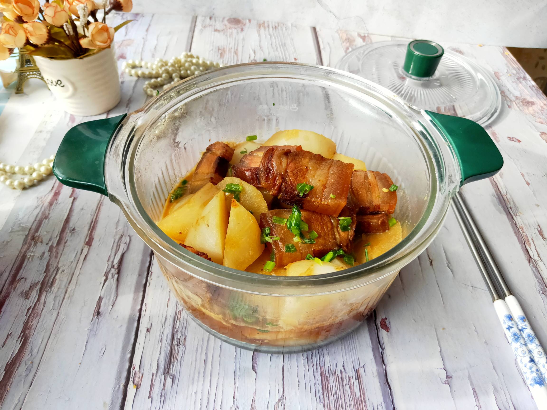 冬天就吃美味有營養的臘肉煨蘿卜的做法-咸鮮味燉菜譜