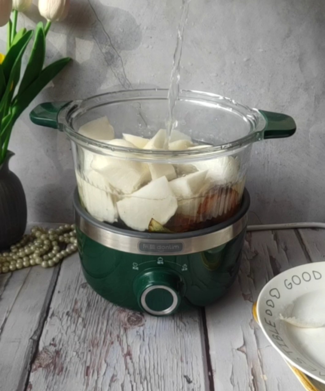 冬天就吃美味有營養的臘肉煨蘿卜的做法-咸鮮味燉菜譜