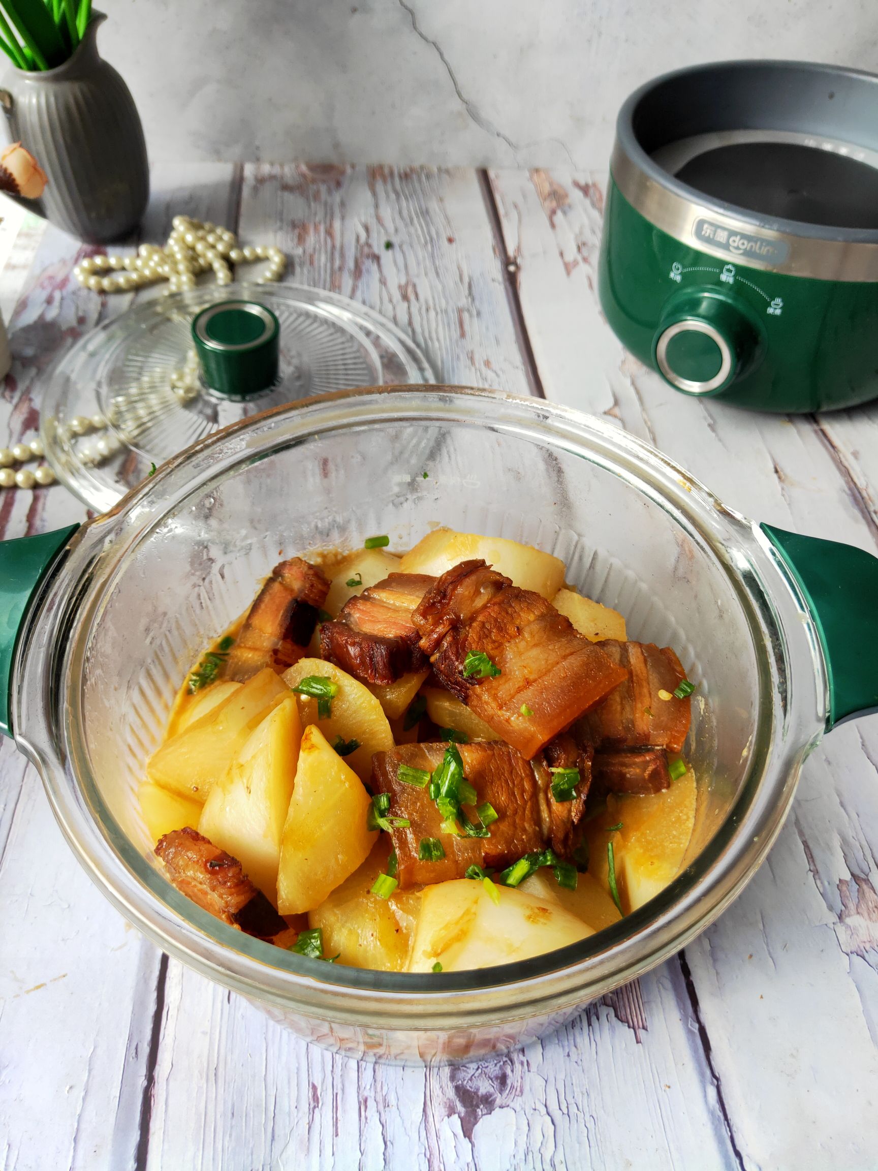 冬天就吃美味有營養的臘肉煨蘿卜的做法-咸鮮味燉菜譜