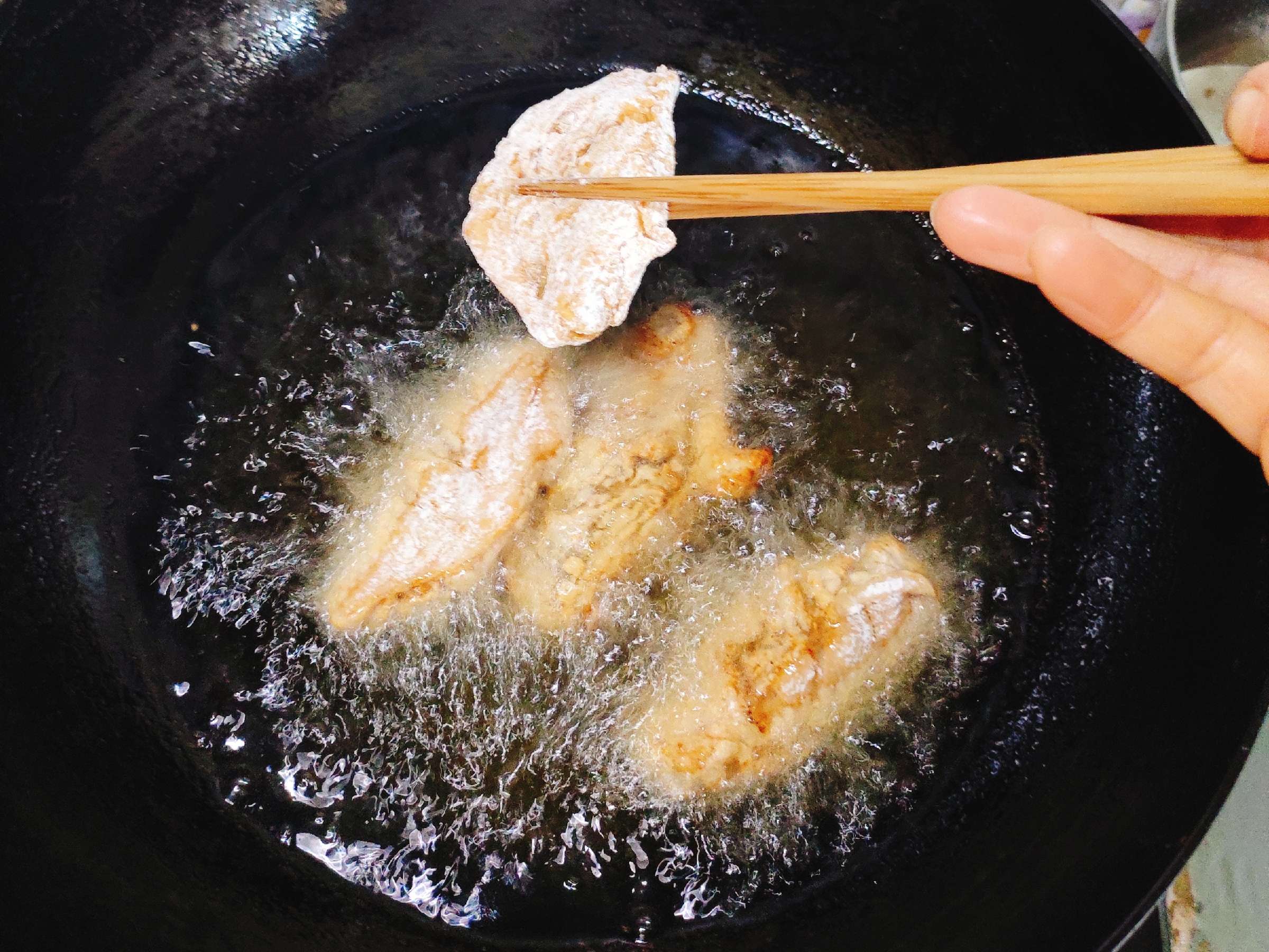 咬一口就愛(ài)不釋手的酥脆炸翅的做法-其它口味炸菜譜-易網(wǎng)健康養(yǎng)生網(wǎng) 咬一口就愛(ài)不釋手的酥脆炸翅的做法-其它口味炸菜譜