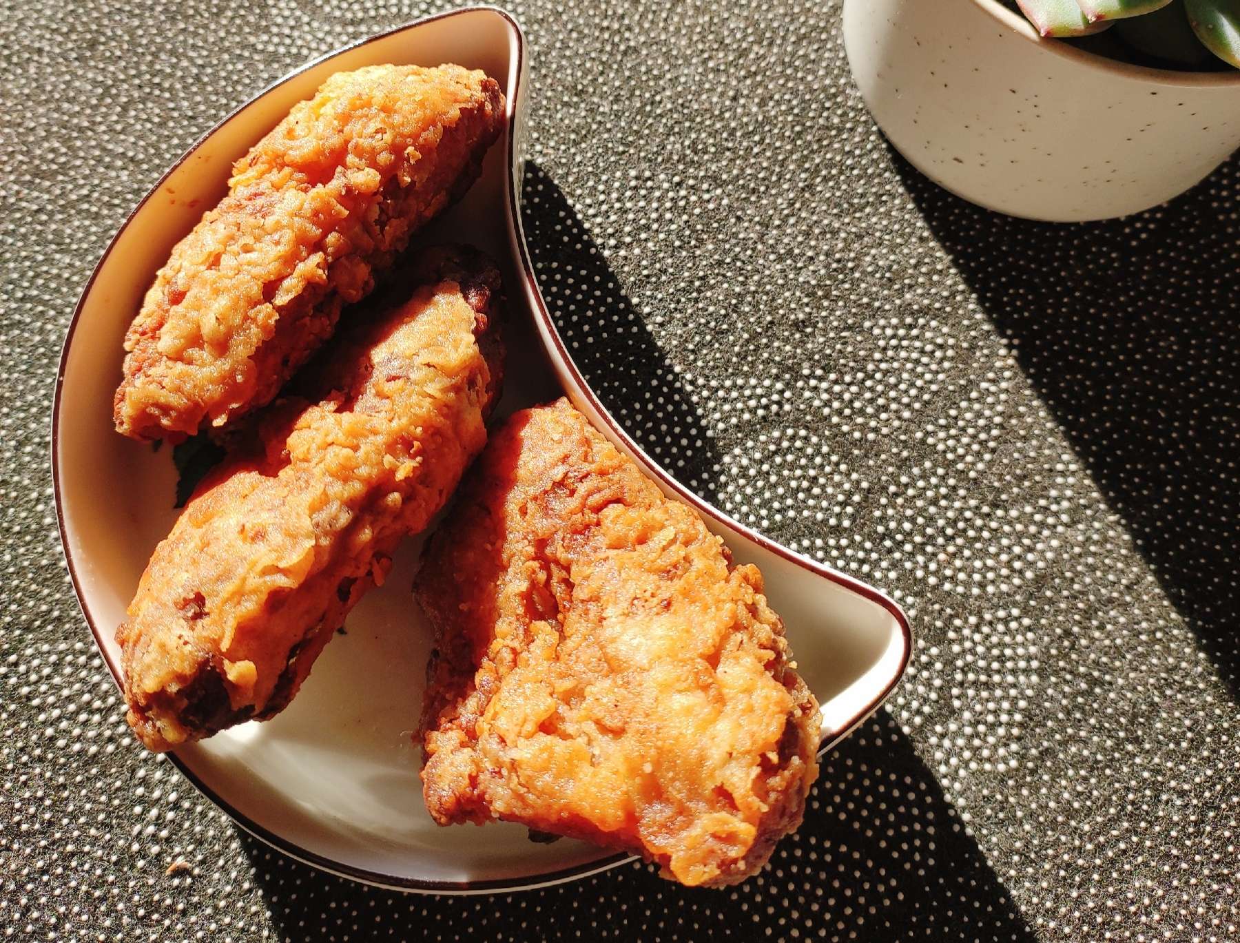 咬一口就愛(ài)不釋手的酥脆炸翅的做法-其它口味炸菜譜-易網(wǎng)健康養(yǎng)生網(wǎng) 咬一口就愛(ài)不釋手的酥脆炸翅的做法-其它口味炸菜譜