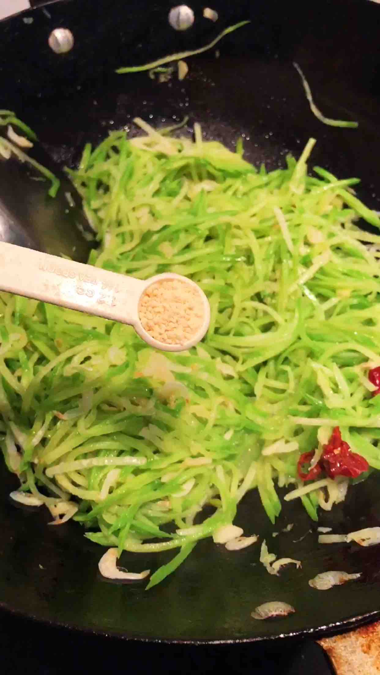 蘿卜絲炒蝦皮的做法-家常味炒菜譜