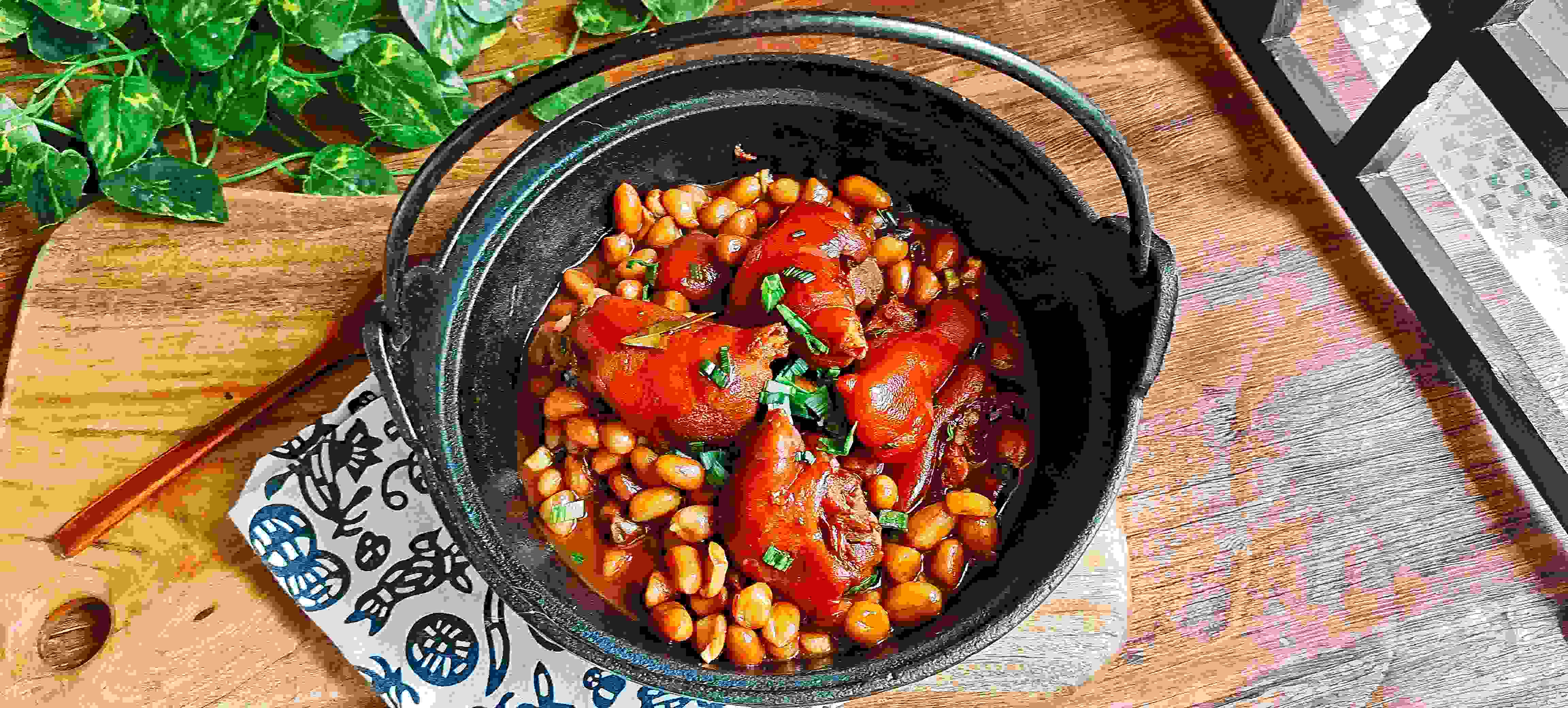 豬蹄這樣做，軟嫩香爛越啃越過癮…腐乳花生燉豬蹄的做法-咸鮮味燉菜譜