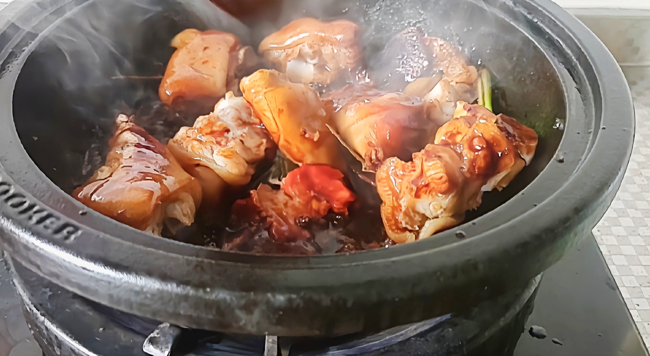 豬蹄這樣做，軟嫩香爛越啃越過癮…腐乳花生燉豬蹄的做法-咸鮮味燉菜譜