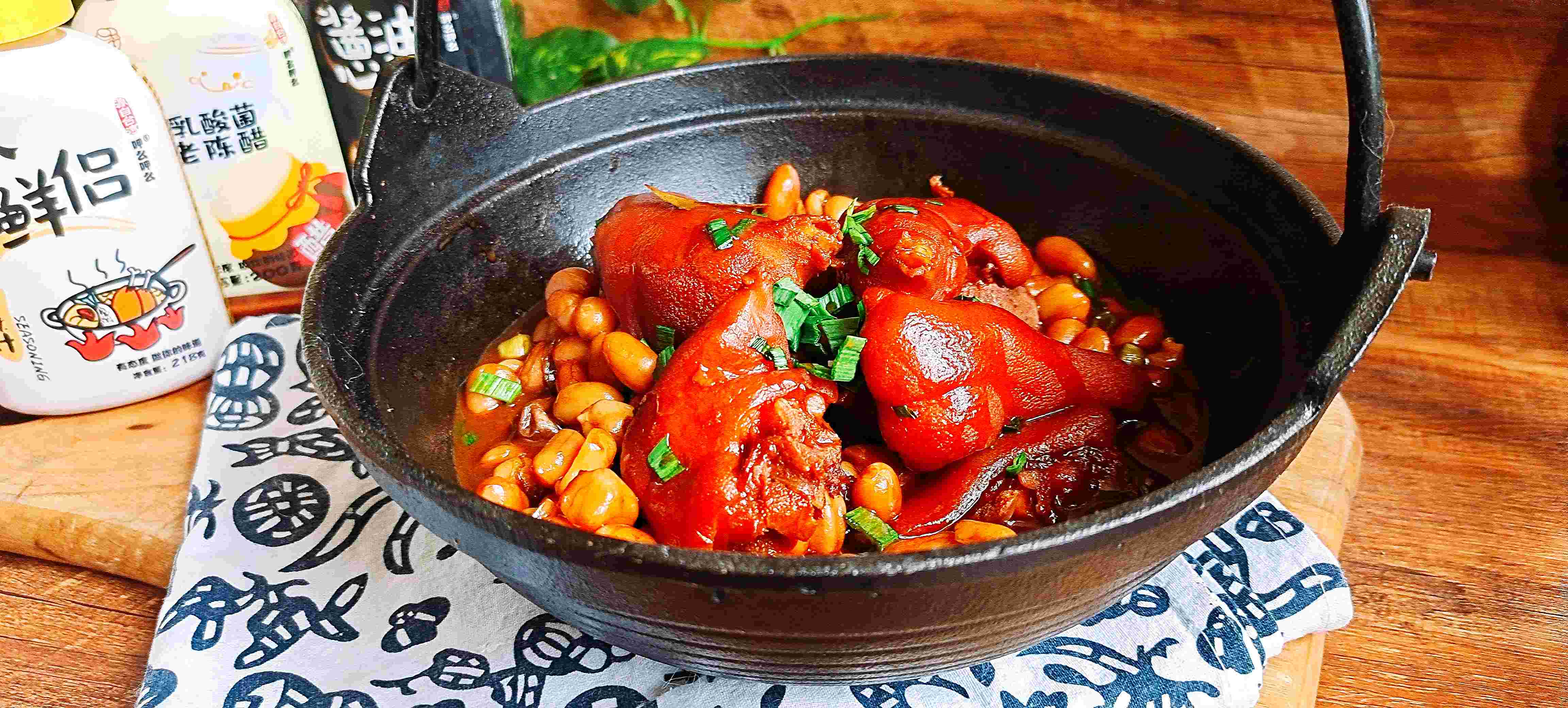 豬蹄這樣做，軟嫩香爛越啃越過癮…腐乳花生燉豬蹄的做法-咸鮮味燉菜譜