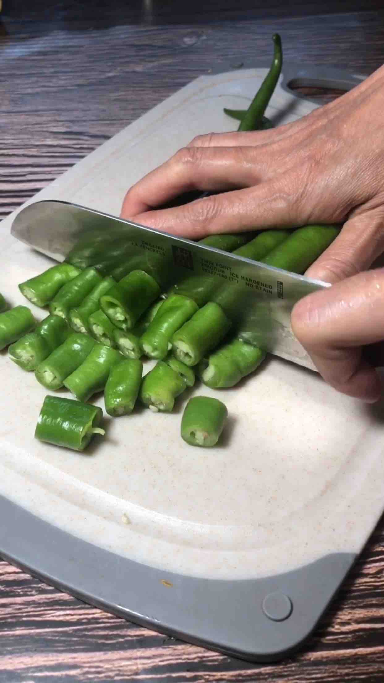 香辣黃瓜小菜的做法-香辣味腌菜譜-易網健康養生網 香辣黃瓜小菜的做法-香辣味腌菜譜