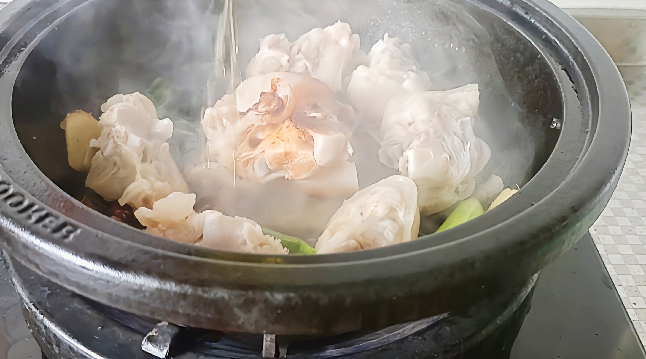 豬蹄這樣做，軟嫩香爛越啃越過癮…腐乳花生燉豬蹄的做法-咸鮮味燉菜譜