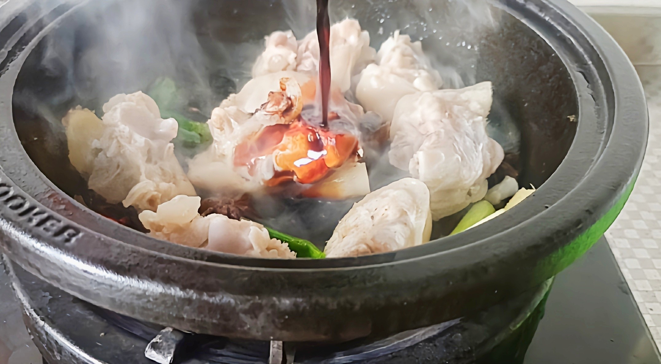 豬蹄這樣做，軟嫩香爛越啃越過癮…腐乳花生燉豬蹄的做法-咸鮮味燉菜譜