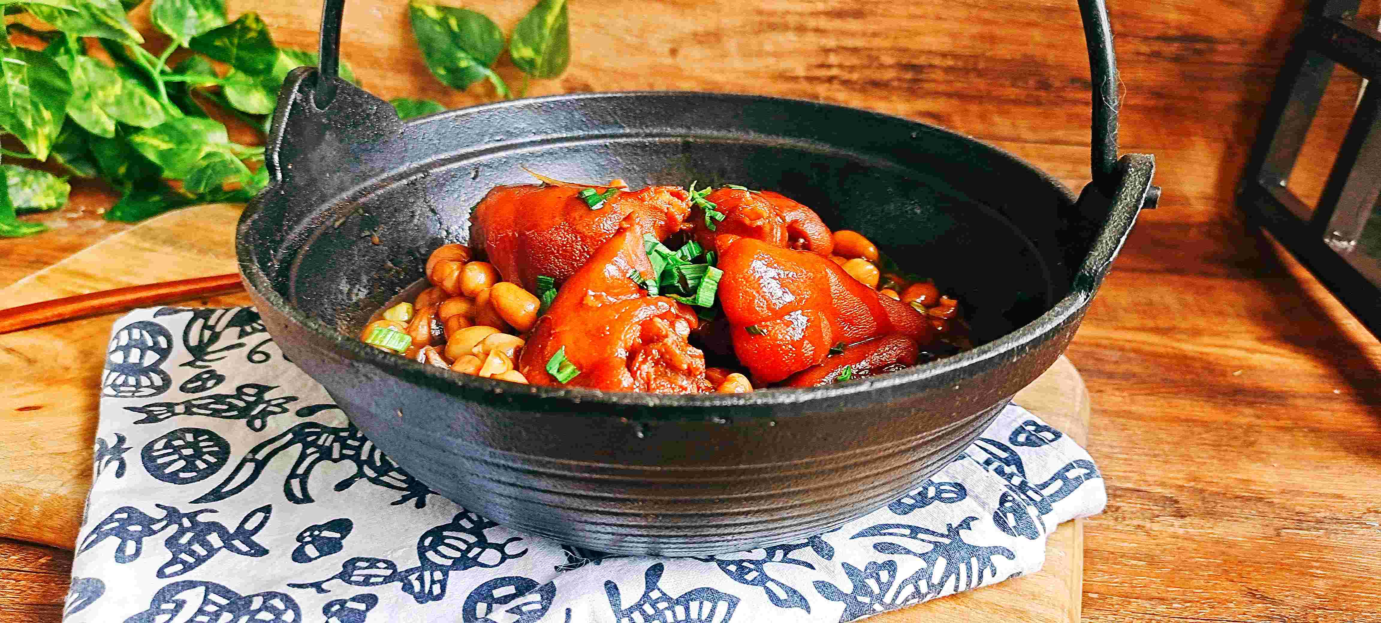 豬蹄這樣做，軟嫩香爛越啃越過癮…腐乳花生燉豬蹄的做法-咸鮮味燉菜譜