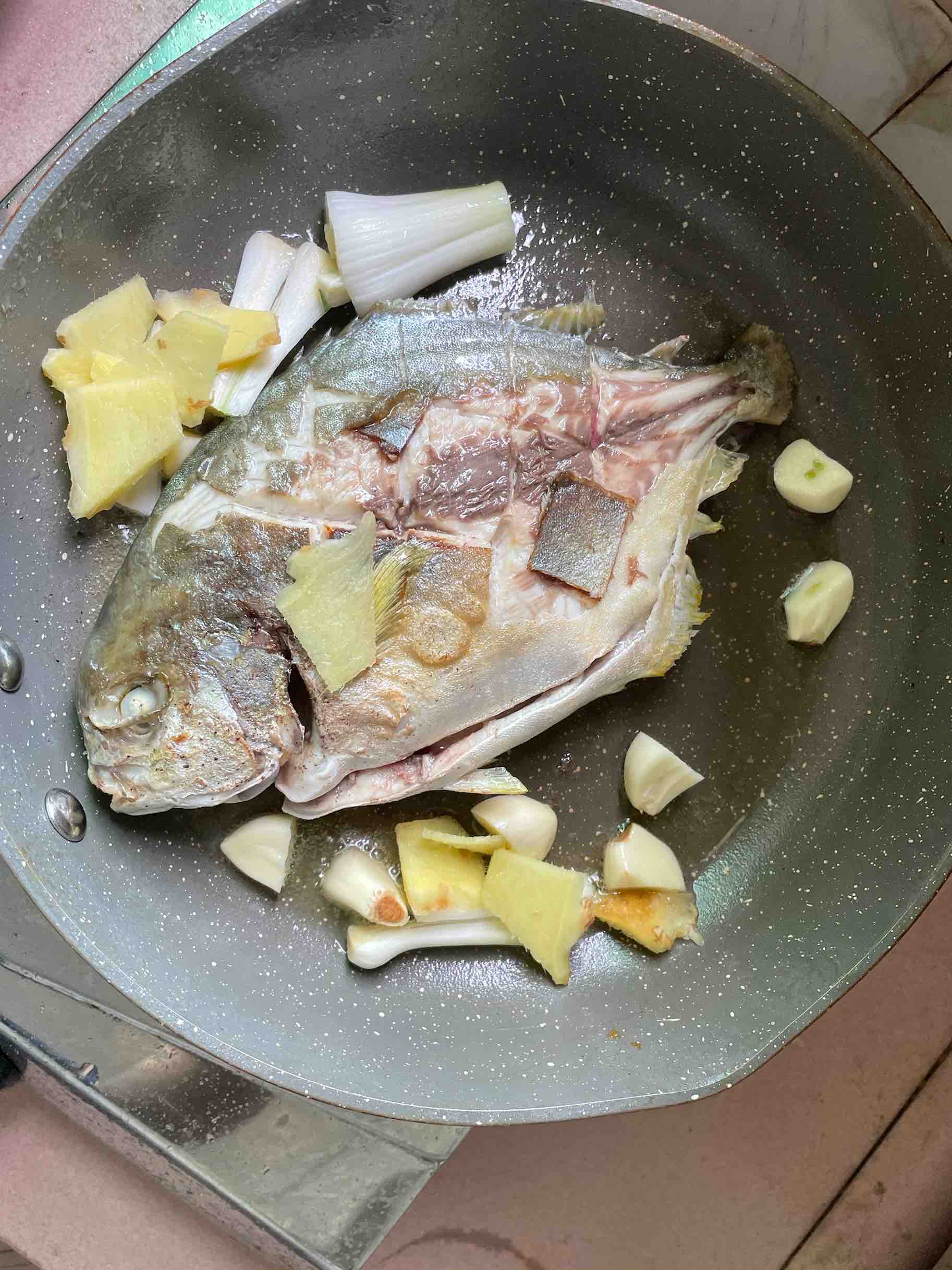 紅燒魚的做法-咸鮮味燒菜譜-易網健康養生網 紅燒魚的做法-咸鮮味燒菜譜