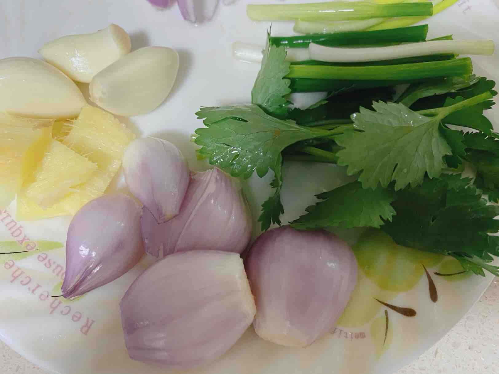 海鮮雞煲的做法-咸鮮味燜菜譜-易網<a href=http://www.gyfww.com/ target=_blank class=infotextkey>健康養生</a>網 海鮮雞煲的做法-咸鮮味燜菜譜