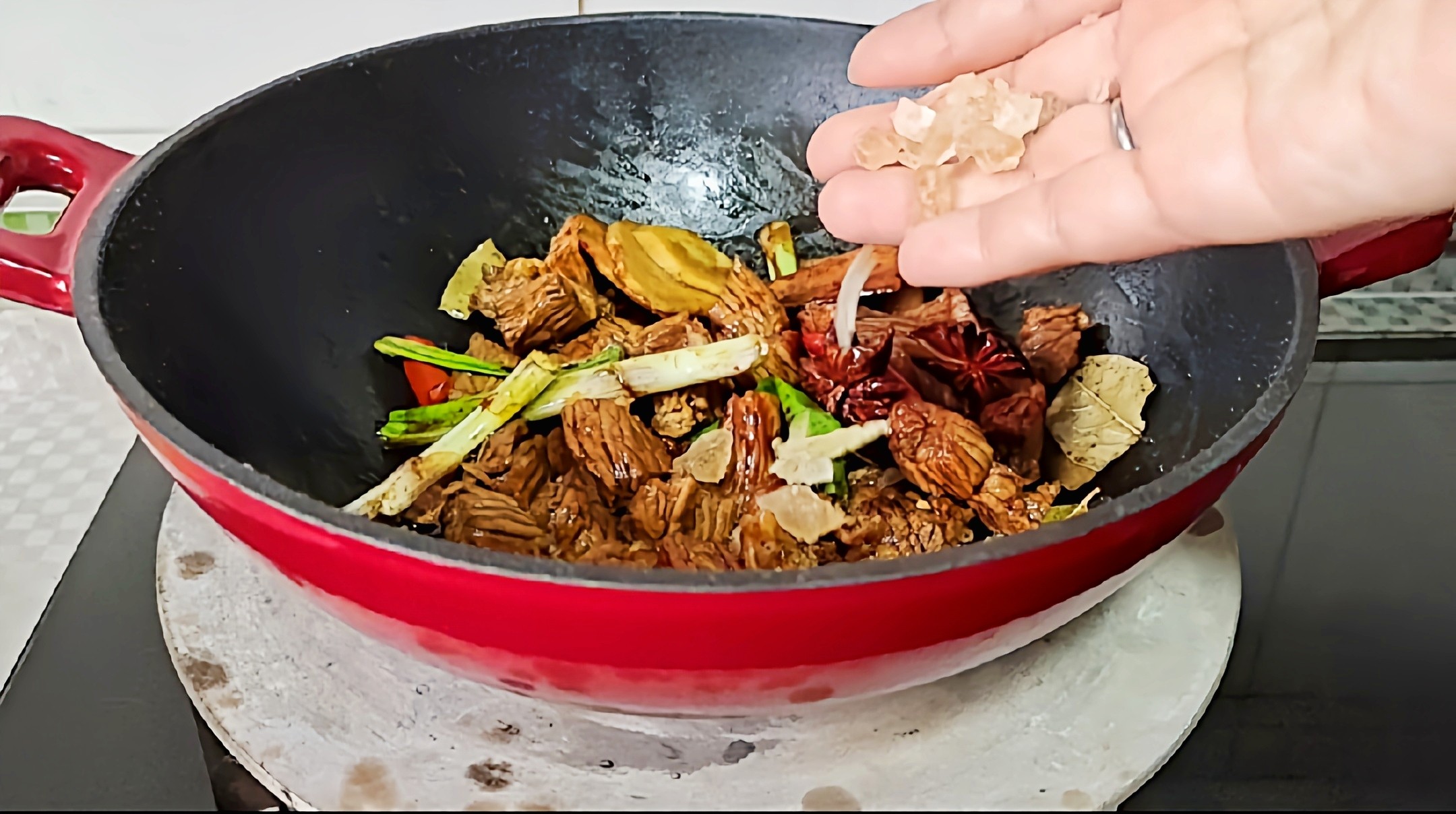 冬季牛肉這樣做，暖身暖胃又滋補…紅燜牛肉鍋的做法-咸鮮味燜菜譜