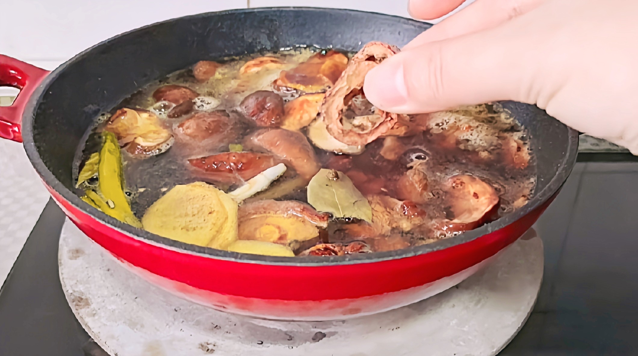 冬季牛肉這樣做，暖身暖胃又滋補…紅燜牛肉鍋的做法-咸鮮味燜菜譜