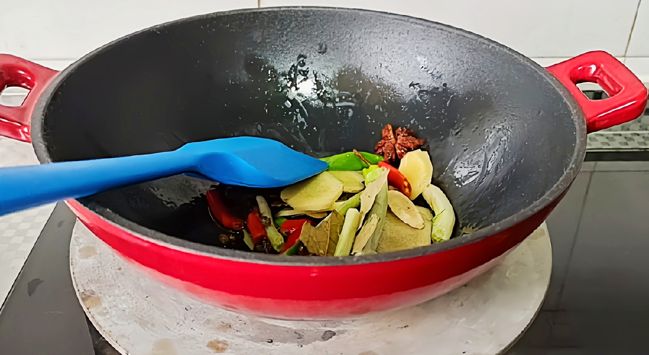 冬季牛肉這樣做，暖身暖胃又滋補…紅燜牛肉鍋的做法-咸鮮味燜菜譜