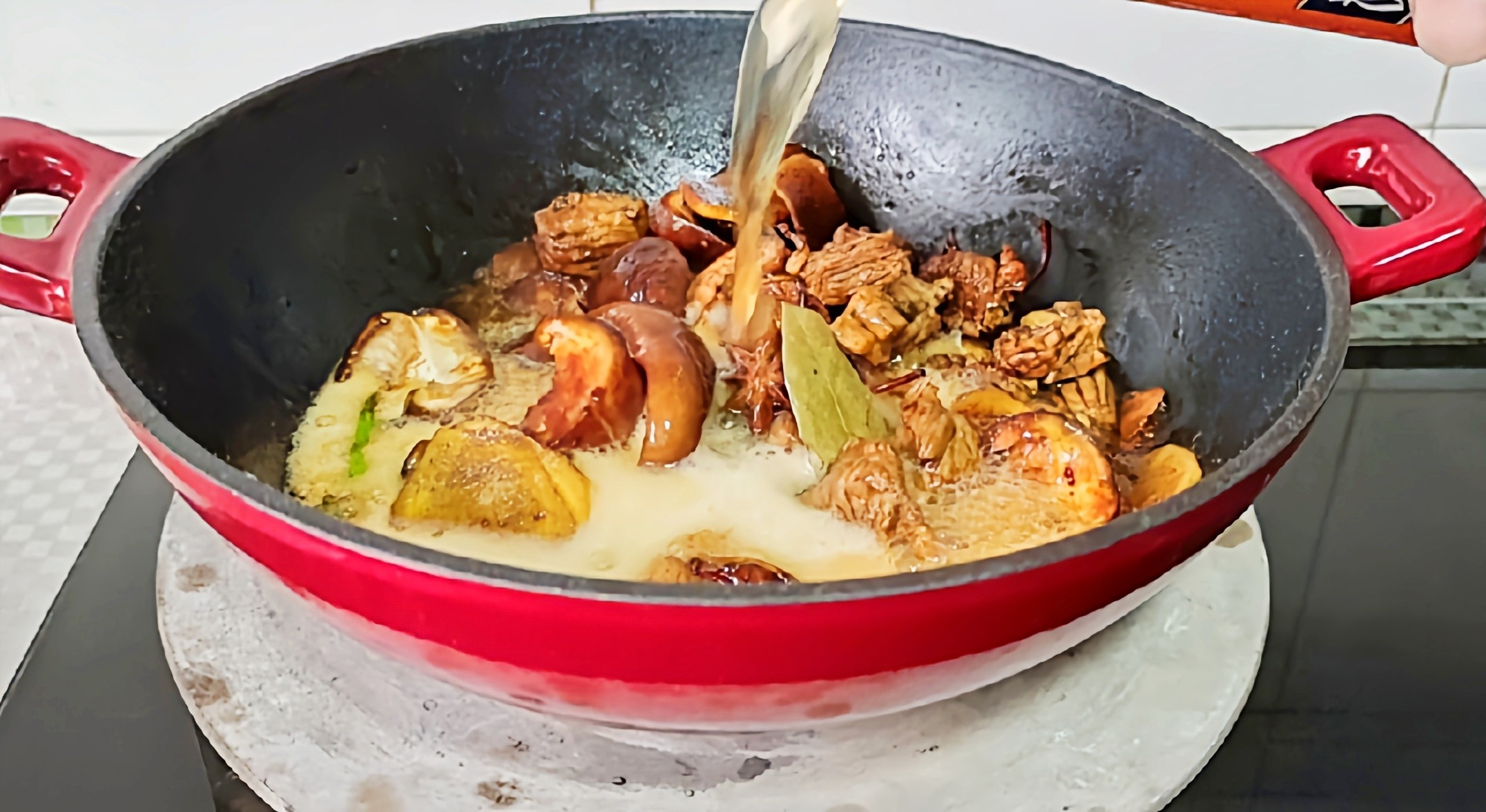 冬季牛肉這樣做，暖身暖胃又滋補…紅燜牛肉鍋的做法-咸鮮味燜菜譜