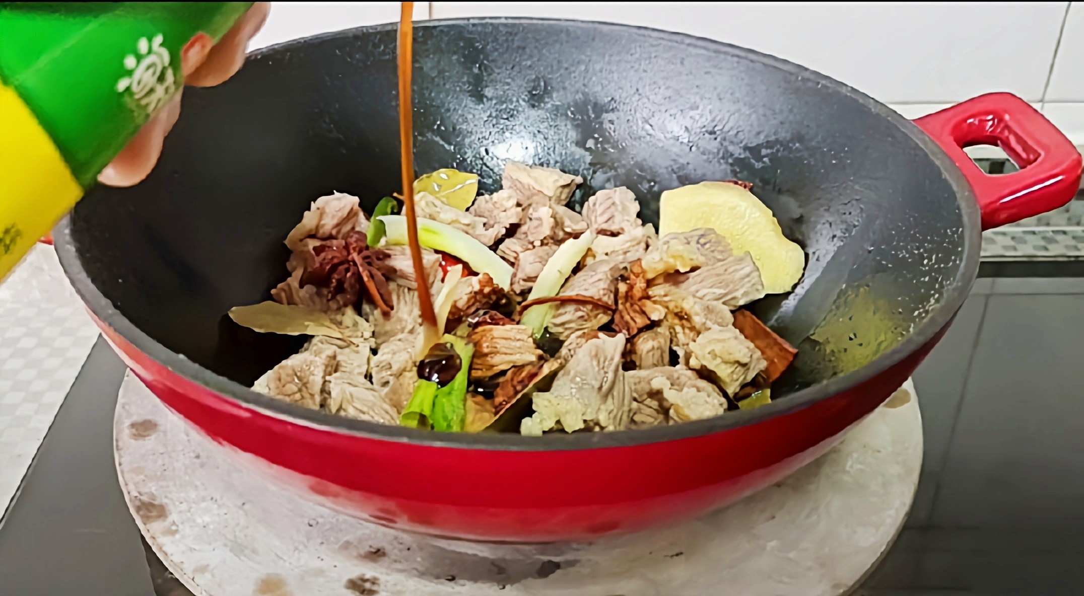 冬季牛肉這樣做，暖身暖胃又滋補…紅燜牛肉鍋的做法-咸鮮味燜菜譜