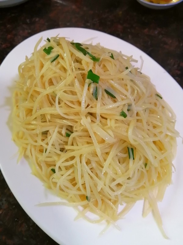 跟著大咖學(xué)做美食~~醋溜土豆絲的做法-酸味炒菜譜