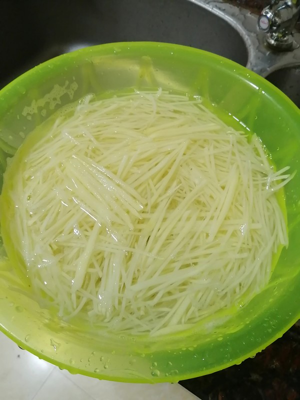 跟著大咖學(xué)做美食~~醋溜土豆絲的做法-酸味炒菜譜