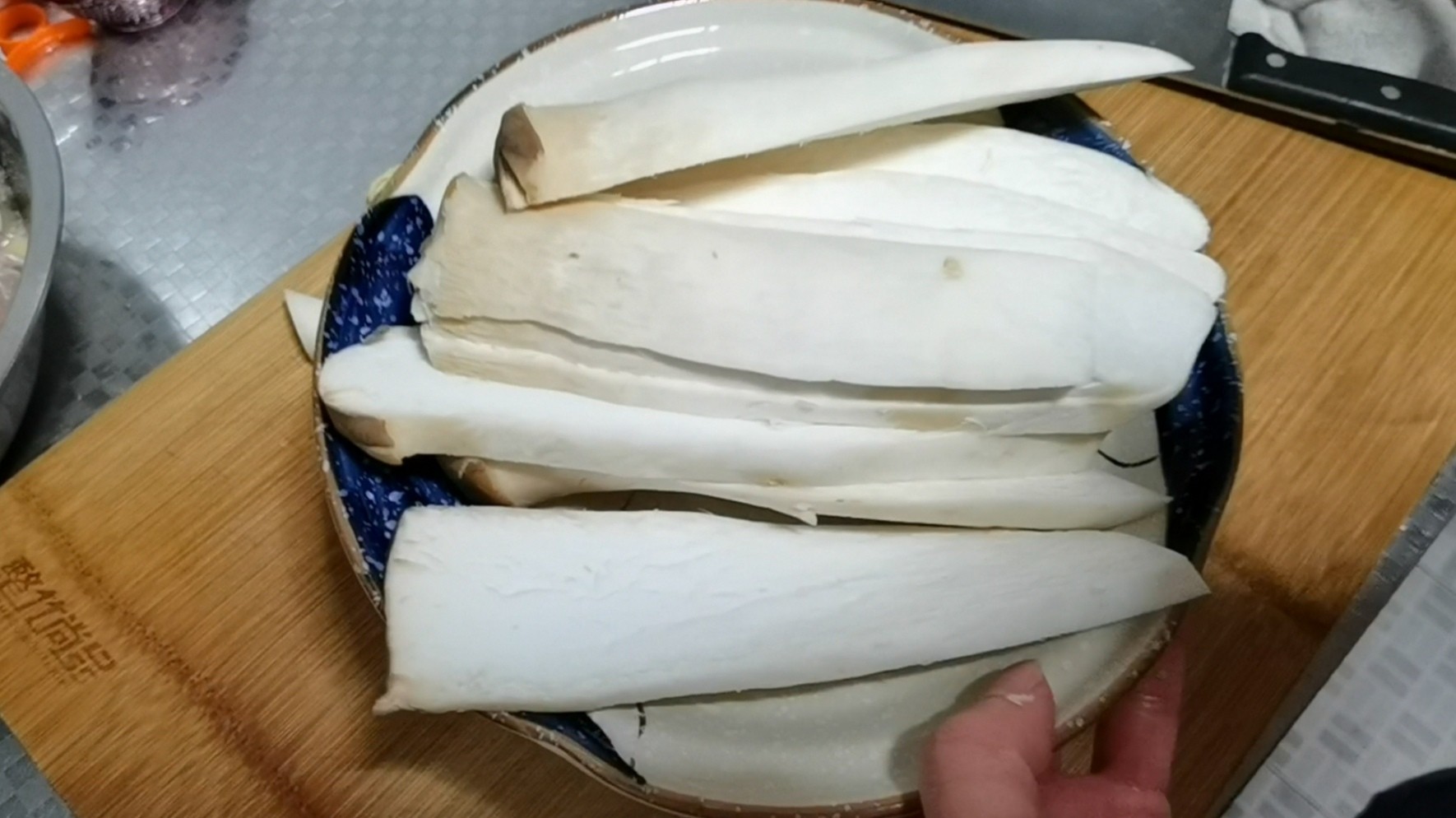 杏鮑菇不炒不燉,這樣做最好吃的做法-家常味拌菜譜-易網<a href=http://www.gyfww.com/ target=_blank class=infotextkey>健康養生</a>網 杏鮑菇不炒不燉,這樣做最好吃的做法-家常味拌菜譜