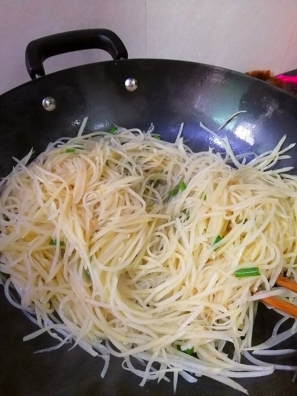 跟著大咖學(xué)做美食~~醋溜土豆絲的做法-酸味炒菜譜
