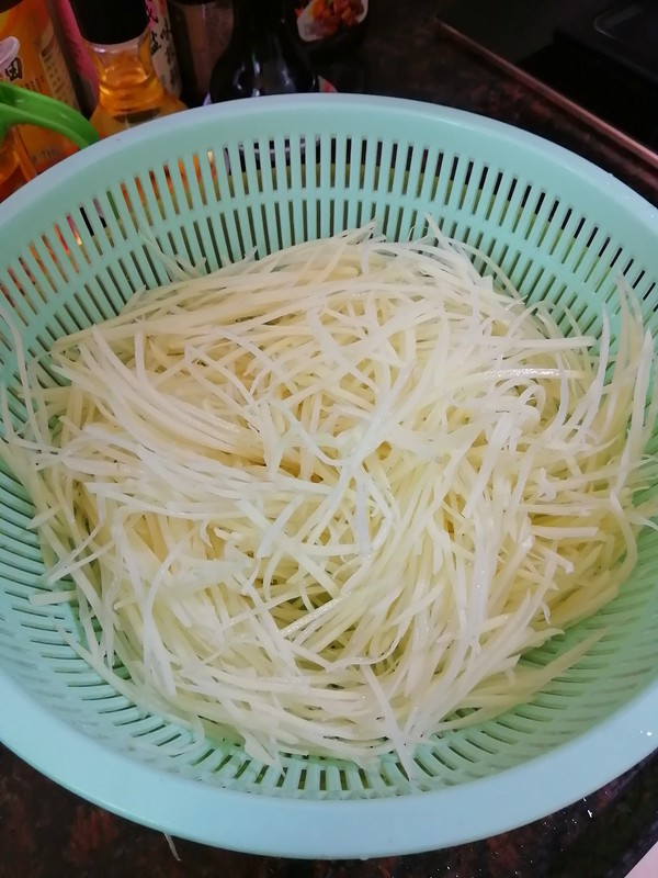 跟著大咖學(xué)做美食~~醋溜土豆絲的做法-酸味炒菜譜