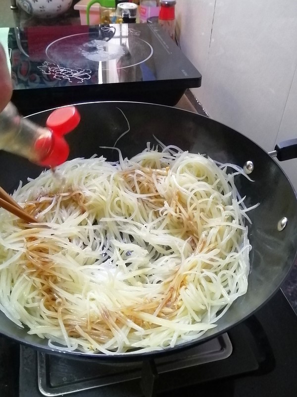 跟著大咖學(xué)做美食~~醋溜土豆絲的做法-酸味炒菜譜