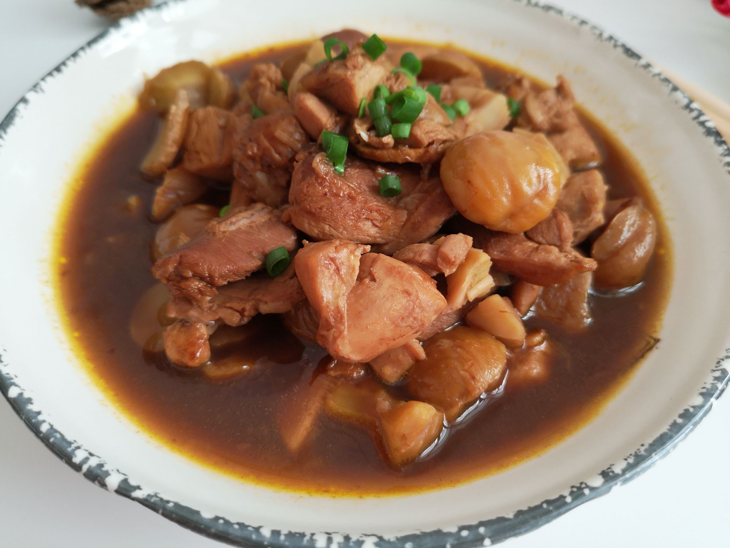 超簡單、美味的栗子黃燜雞，家人每周都讓我做一次的做法-咸鮮味煮菜譜