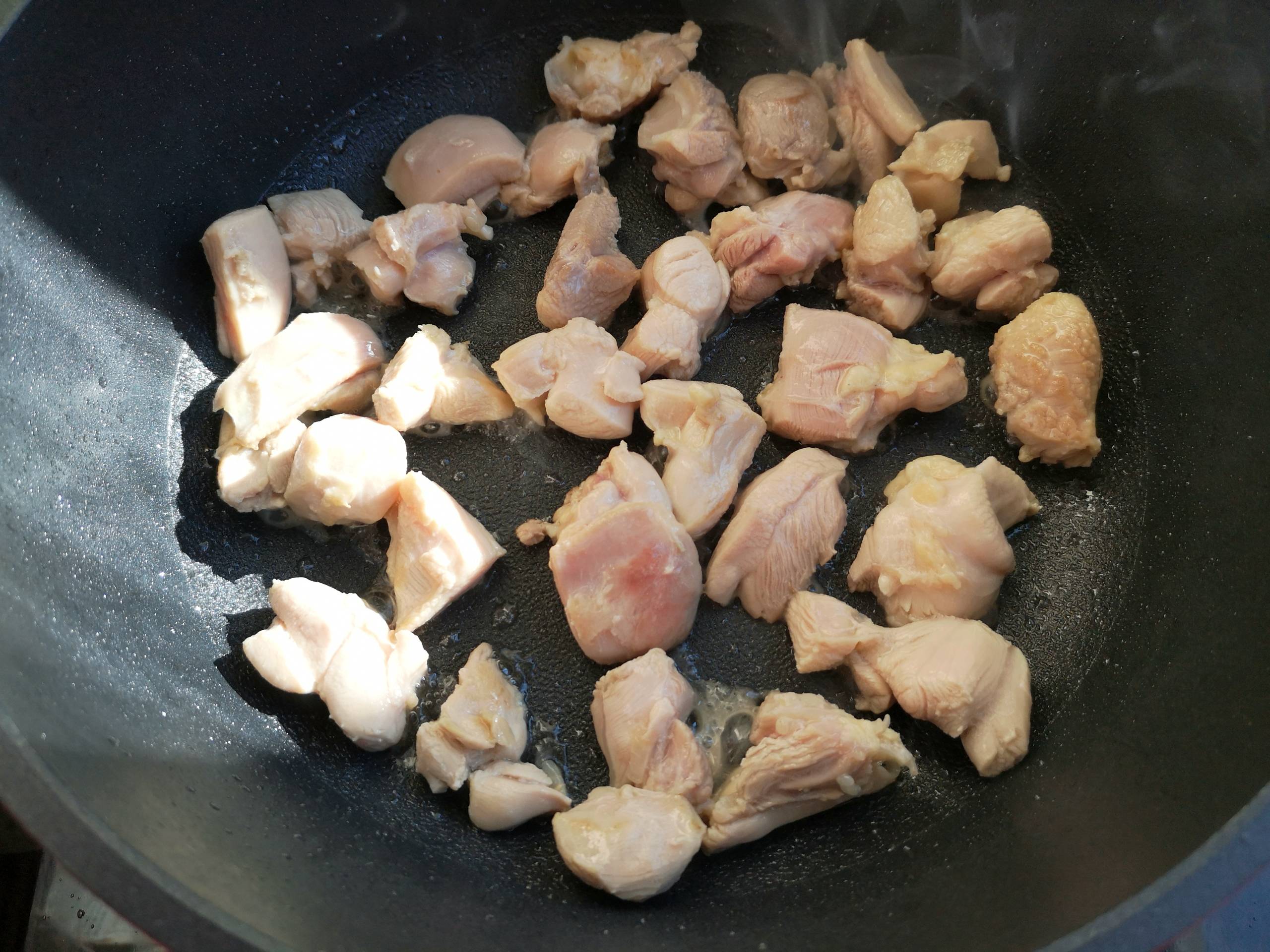 超簡單、美味的栗子黃燜雞，家人每周都讓我做一次的做法-咸鮮味煮菜譜