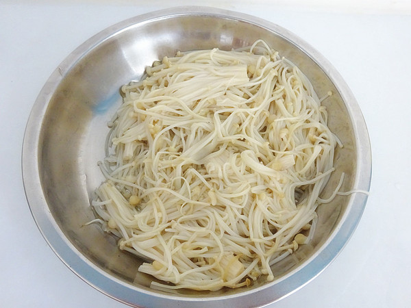 羊肉金針菇炒芹菜的做法-咸鮮味炒菜譜