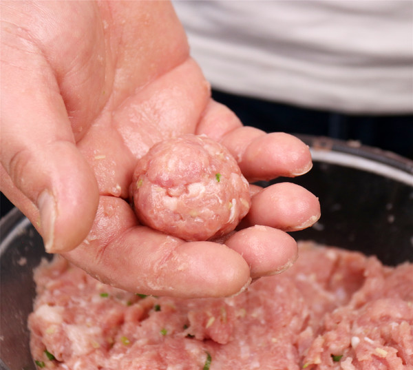 一口一個肉丸子，孩子都不挑食了的做法-家常味蒸菜譜