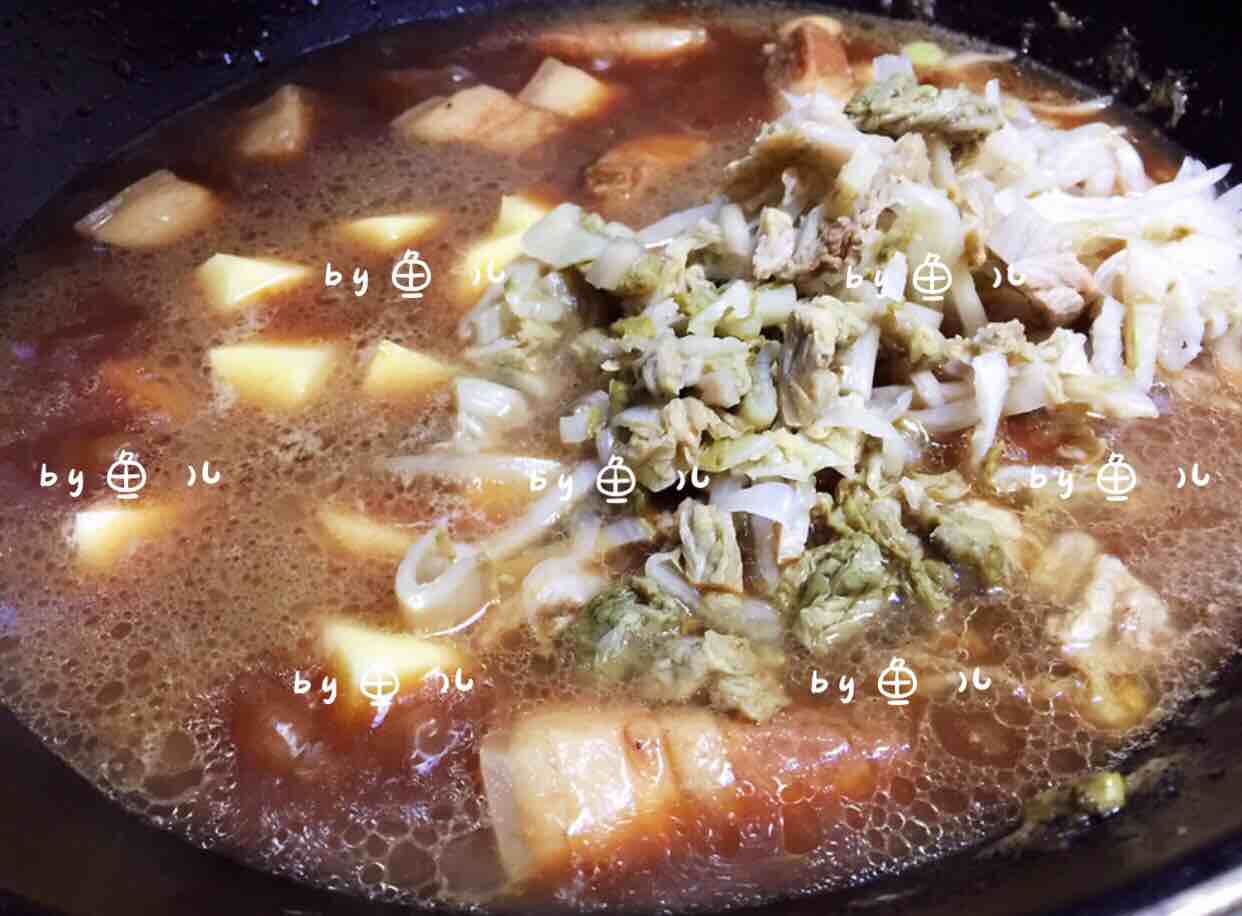 紅燒肉燉土豆酸菜的做法-家常味燉菜譜