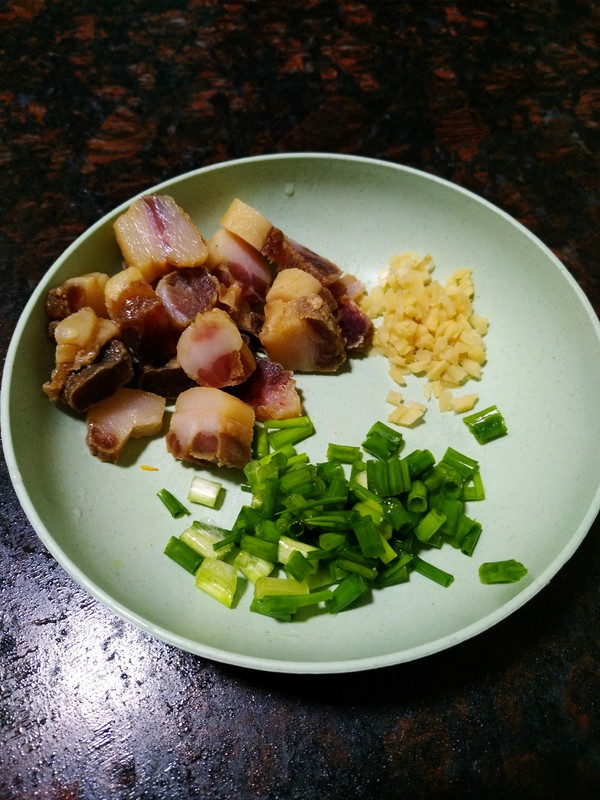 家鄉(xiāng)的美食~~臘肉大暑煲的做法-家常味煲菜譜