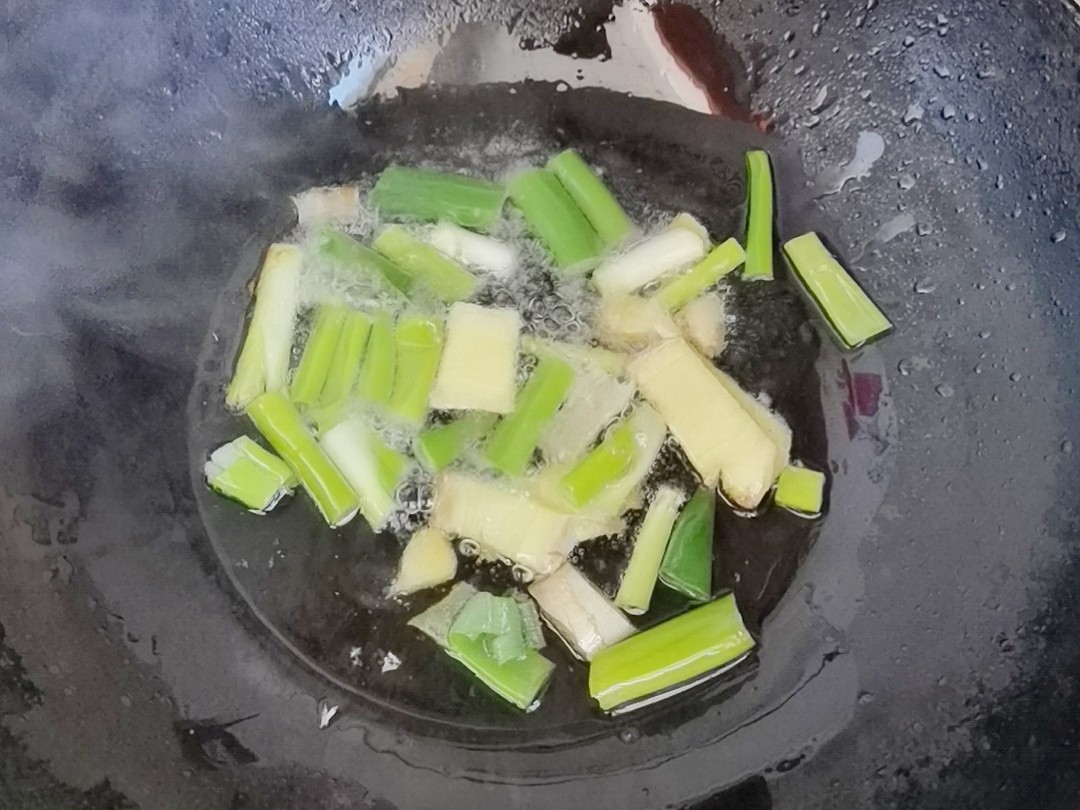 懶人版蔥油雞腿，做法簡(jiǎn)單，鮮嫩多汁超下飯的做法-咸鮮味燉菜譜