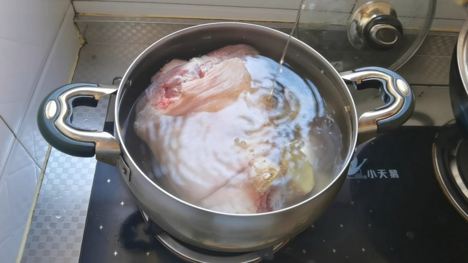 顏色紅亮，軟爛入味的醬肘子來啦的做法-家常味鹵菜譜