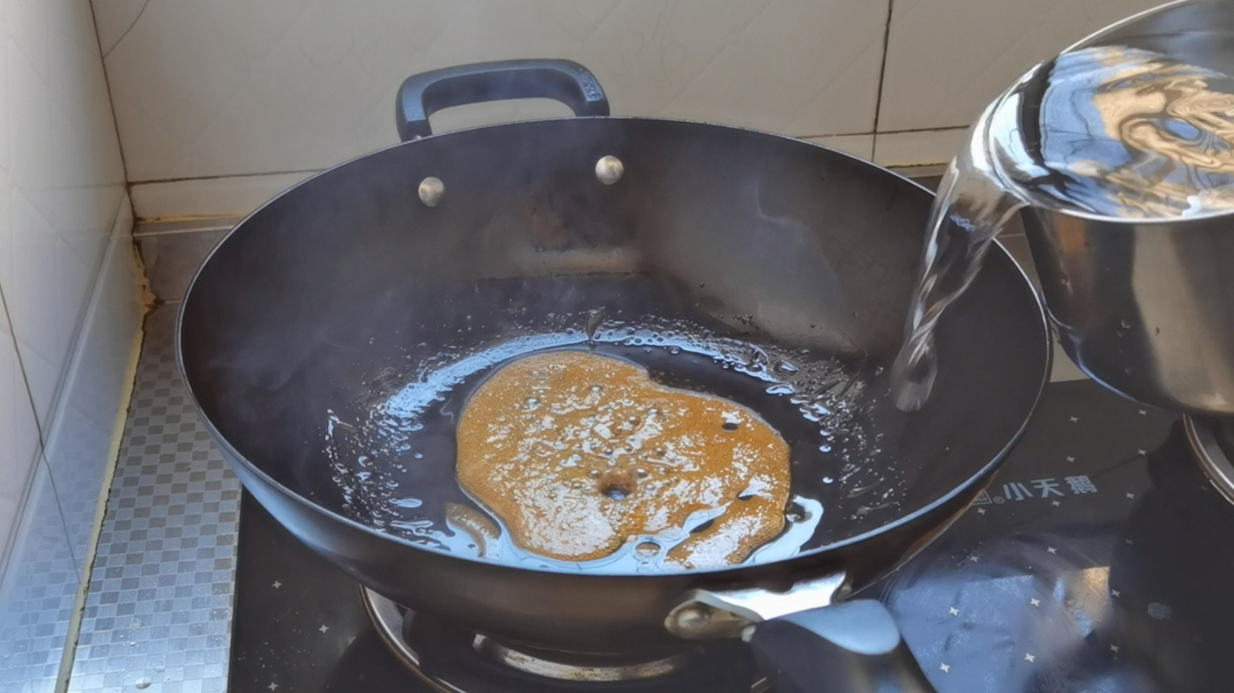 顏色紅亮，軟爛入味的醬肘子來啦的做法-家常味鹵菜譜